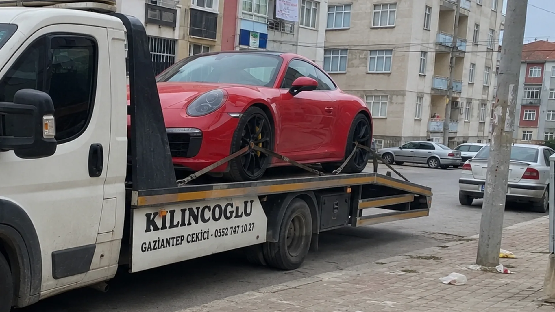 Lüks spor otomobilin çekici platformuna bağlanarak güvenle taşınması